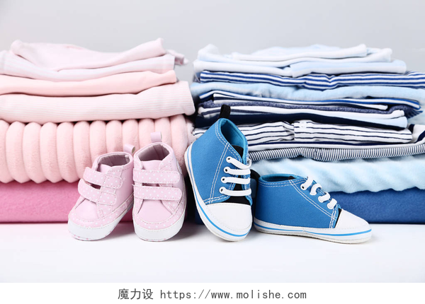 折叠婴儿衣服与鞋子不同的折叠婴儿衣服与鞋子